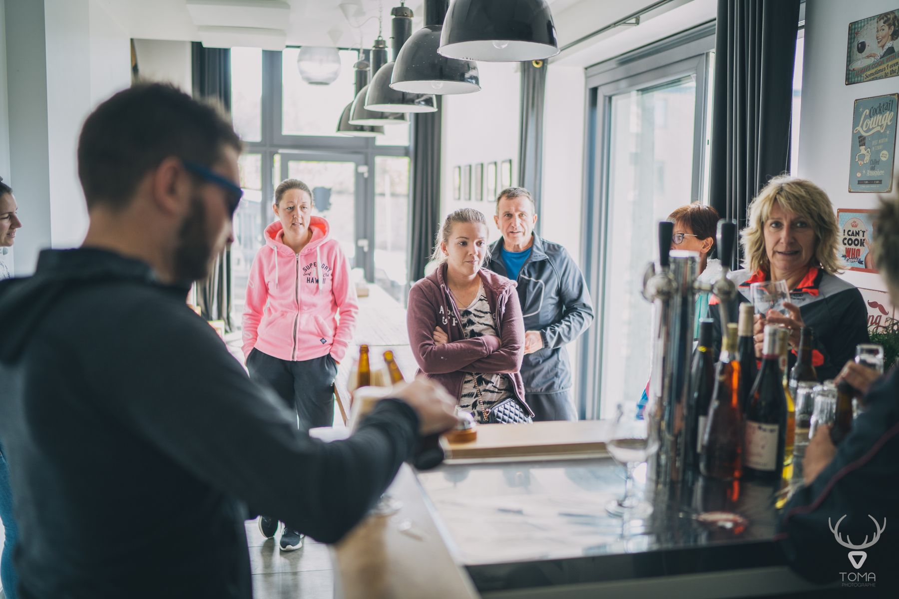 Brasserie artisanale : groupe au comptoir après la sortie
